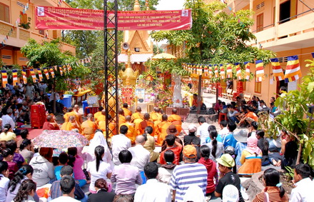 Жители-кхмеры встречают традиционный новогодний праздник «Chol Chnаm Thmay»